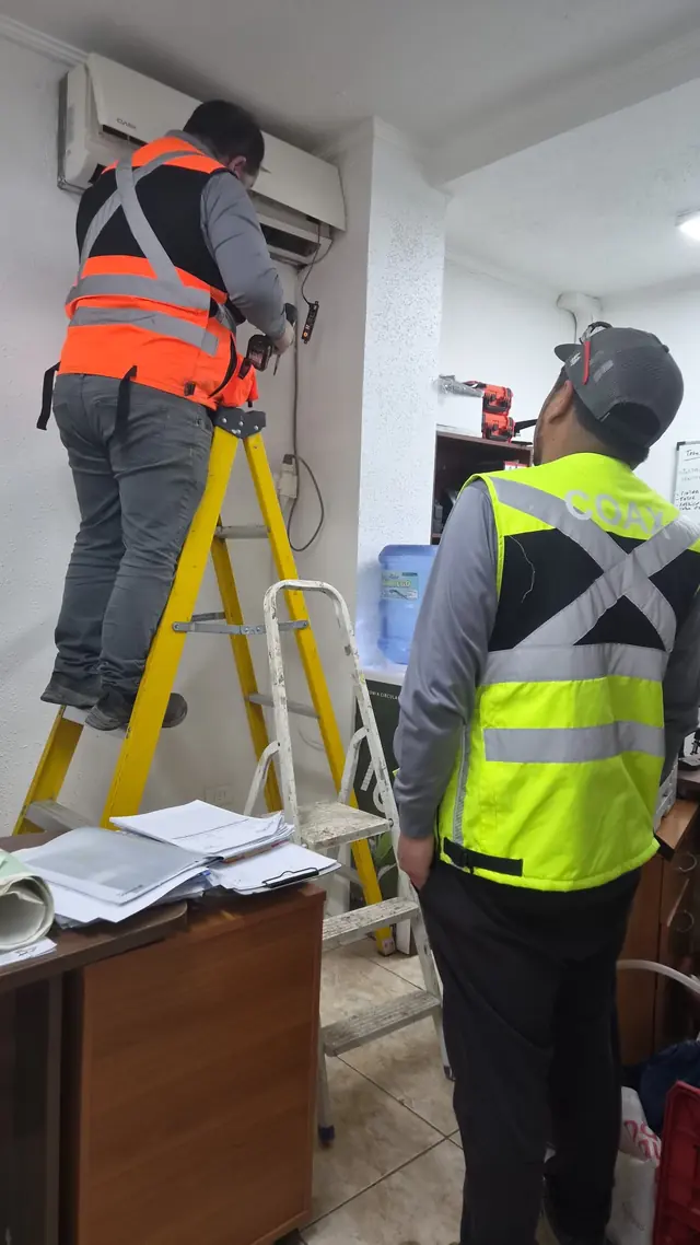 Técnicos COAX realizando mantención de aire acondicionado