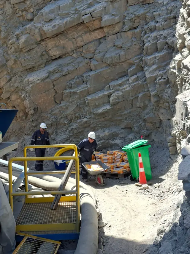 Personal COAX preparando grout en faena